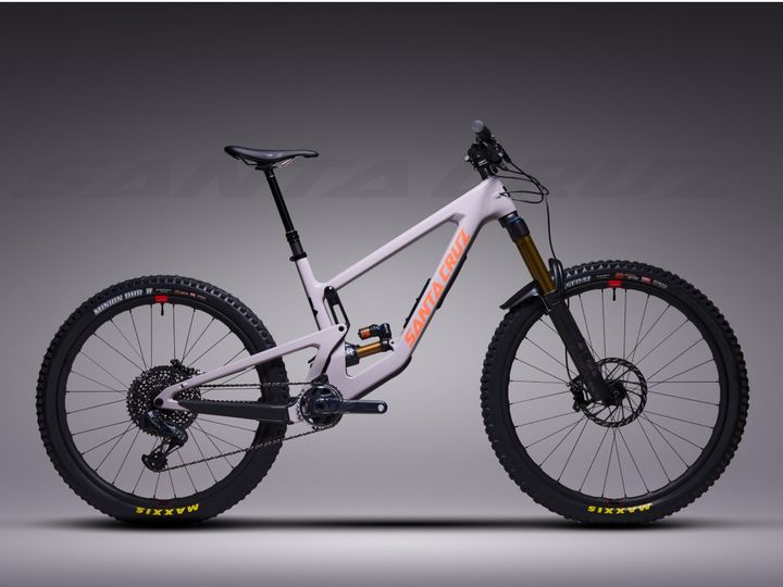 CompCyclist's tweet image. Drop in with @santacruzbikes new 6th gen Nomad. The 170mm travel sled gets an updated mixed wheelset—now 29/27.5in front/rear compared to the previous dual 27.5in—for improved control and agility on chaotic trails and a Glovebox for downtube tube storage. bit.ly/3zM4AJl
