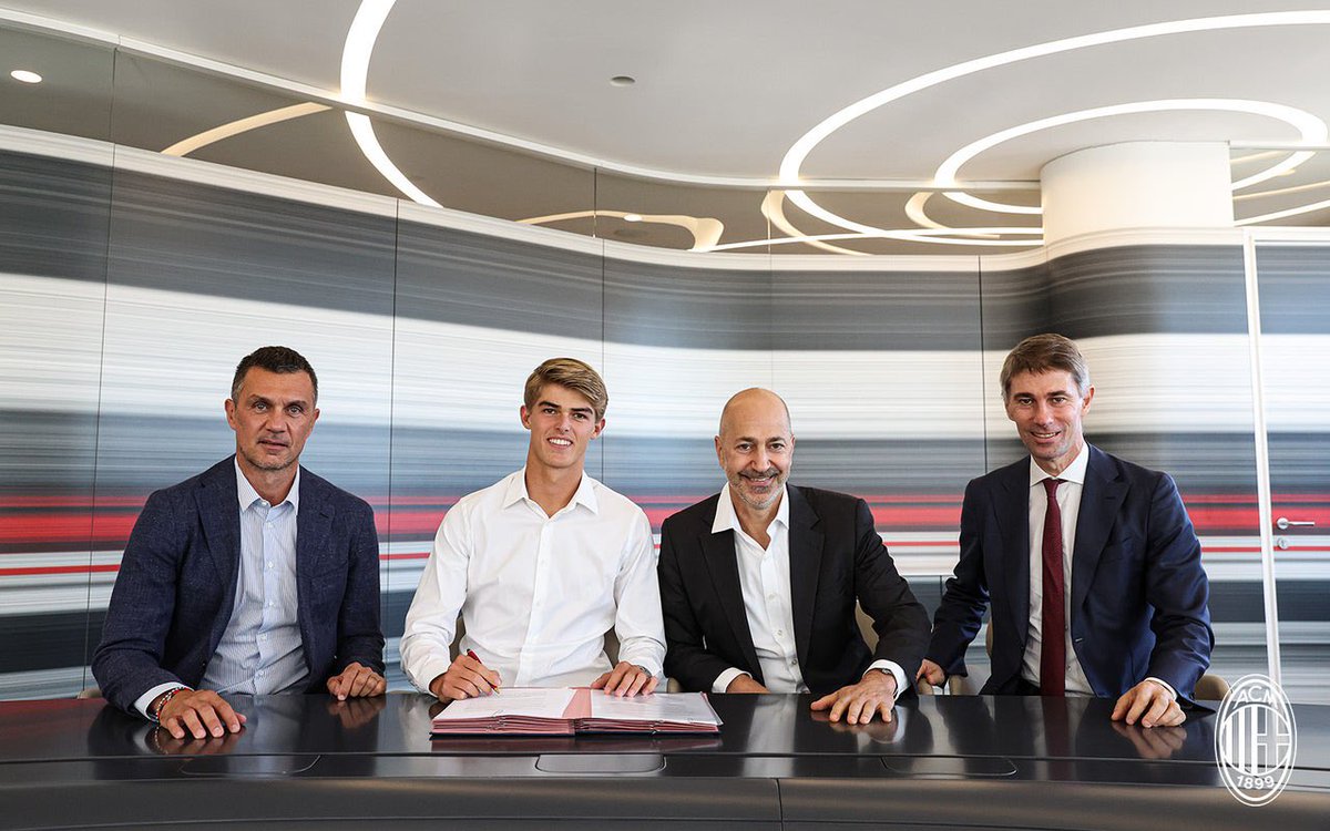 MilanEye's tweet photo. 📸 | De Ketelaere is a new Milan player 🇧🇪🔴⚫️ https://t.co/v91B9CLVxO