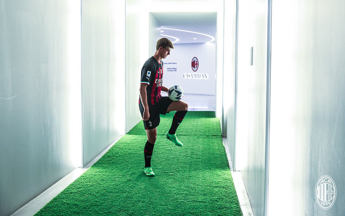 MilanEye's tweet photo. 📸 | De Ketelaere is a new Milan player 🇧🇪🔴⚫️ https://t.co/JEcLeBYDX5