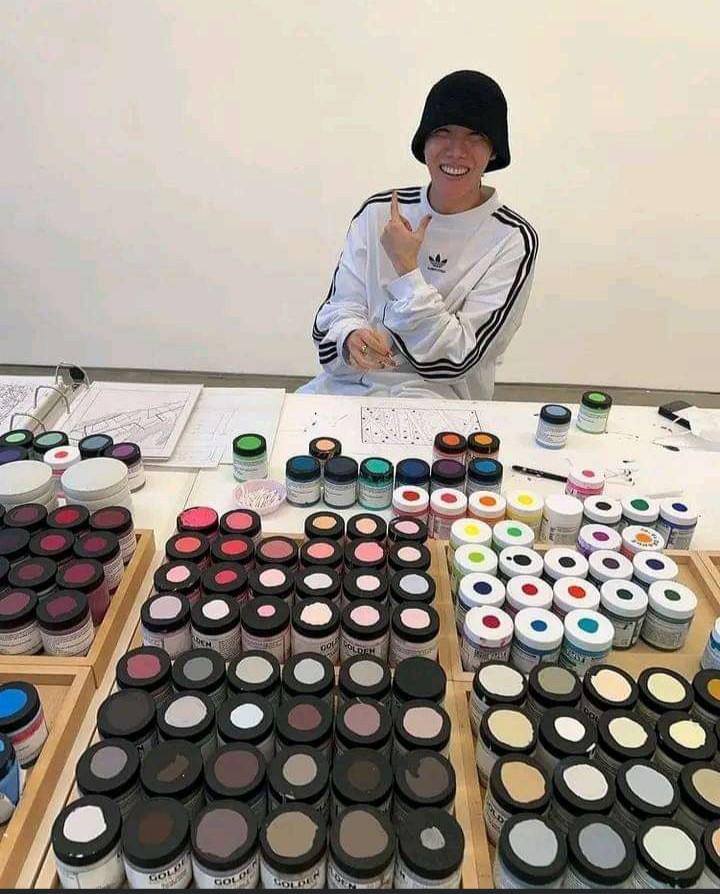 ot7_btsismylife's tweet photo. #CREADITS GLOBAL SUPERSTAR SUNSHINE HOBI MAKES A WORKD ARTS.... https://t.co/xxAJyVY7Tj