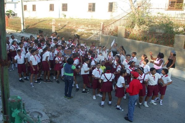 yosoyliborio's tweet photo. Las clarias se ofenden porque madres y sus hijos reclaman sus derechos hoy en la Autopista Nacional. No les da asco cuando el @PartidoPCC usa niños en actos de repudio, eventos políticos y hasta militares. No existe un ser más hipócrita que un comunista. 😡
#CubaPaLaCalle https://t.co/HuGVXbs0Ja