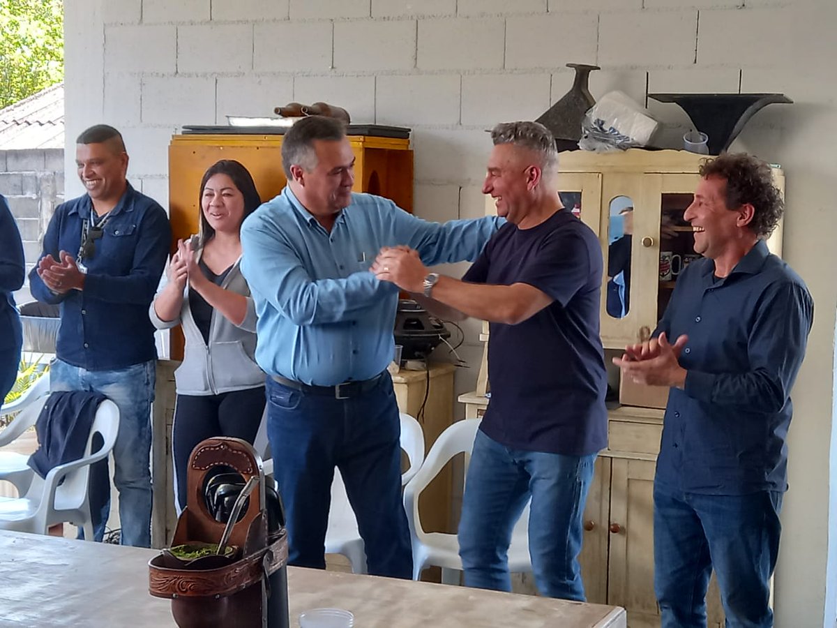 betopretoparana's tweet photo. Reunião com amigos e lideranças de #Piraquara, como o prefeito Josimar e o ex-prefeito @marcustesse. Parcerias importantes foram firmadas nos últimos anos com o município, que também deu um grande exemplo na pandemia. Vamos em frente! https://t.co/tKwkPmicLr
