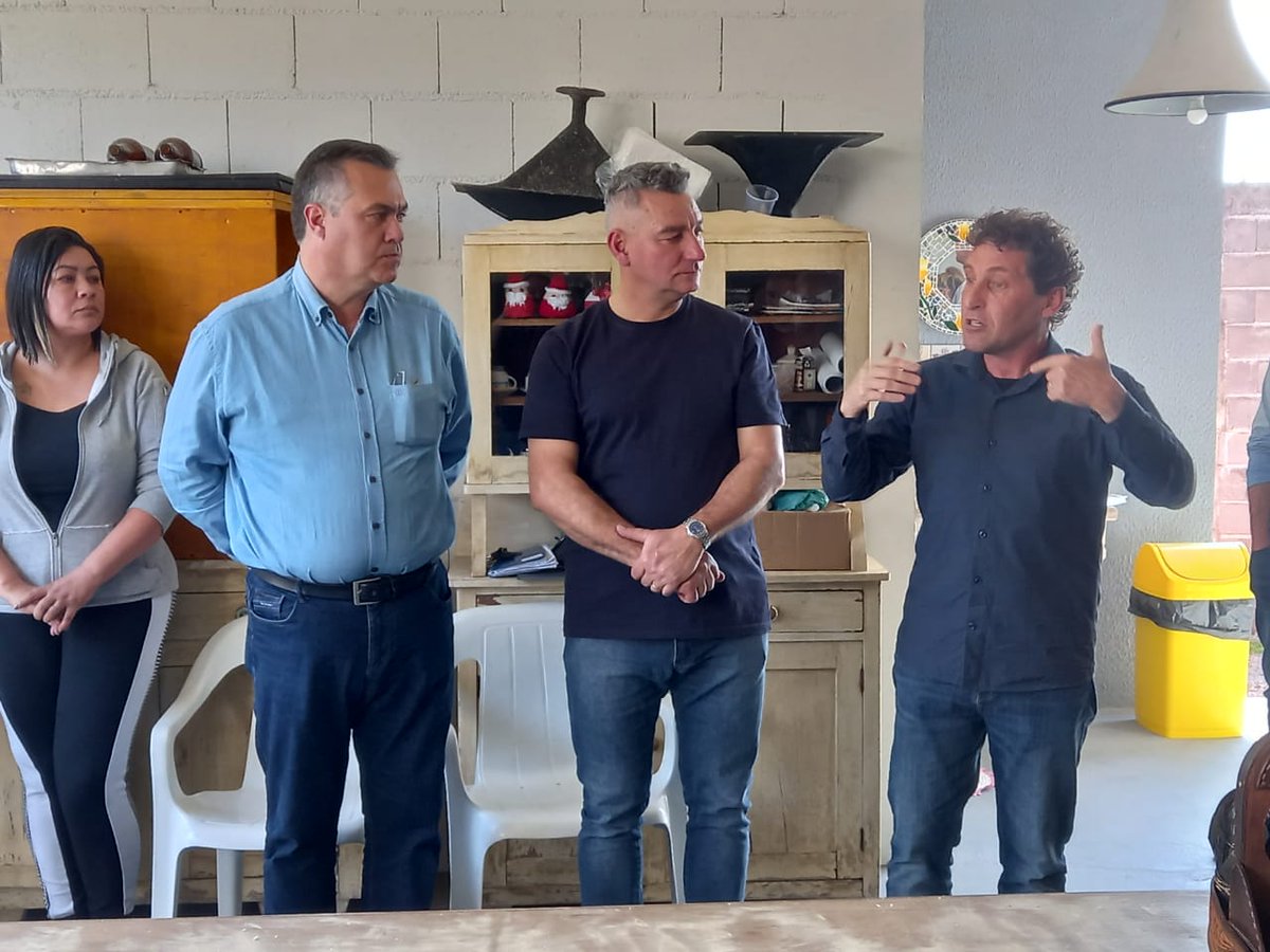 betopretoparana's tweet photo. Reunião com amigos e lideranças de #Piraquara, como o prefeito Josimar e o ex-prefeito @marcustesse. Parcerias importantes foram firmadas nos últimos anos com o município, que também deu um grande exemplo na pandemia. Vamos em frente! https://t.co/tKwkPmicLr
