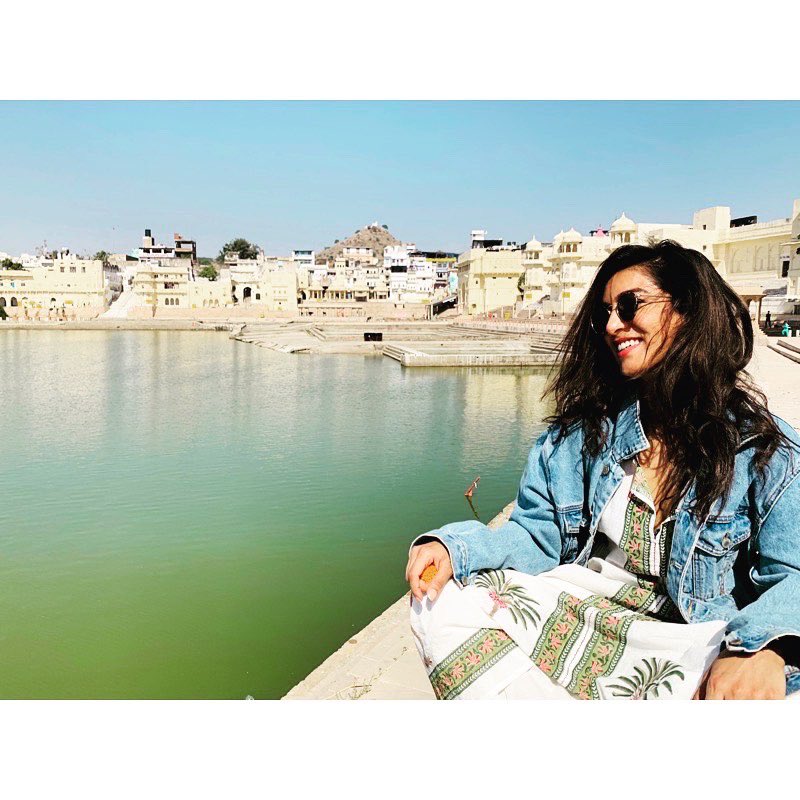pallavisharda's tweet photo. So many moments, but this - sitting on the banks of Lake Pushkar working with stalwart director @GurinderC - was a culminating point of my hyphenated identity being brought to life in a few weeks of art making on the sets of #beechamhouse! #75yearsofAusInd #dosti @AusHCIndia https://t.co/MBpk90yeJD