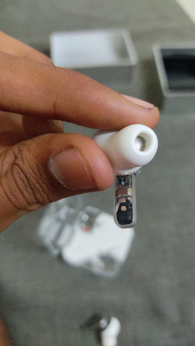 kshitijpsd's tweet photo. ....it is in a top tier condition, used only twice. Attaching the images of the damaged product for your reference and to check that the product is in top tier condition, and because of the broken plastic, my left earbud has stopped charging. https://t.co/YqP92iNZYh