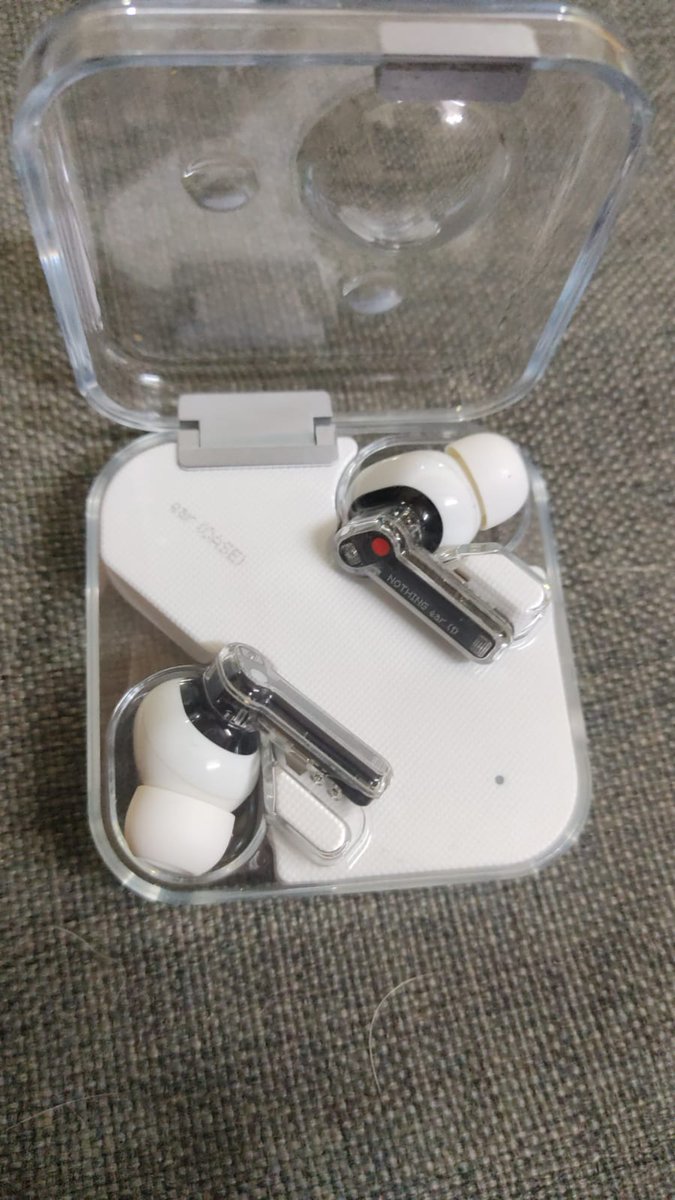kshitijpsd's tweet photo. ....it is in a top tier condition, used only twice. Attaching the images of the damaged product for your reference and to check that the product is in top tier condition, and because of the broken plastic, my left earbud has stopped charging. https://t.co/YqP92iNZYh