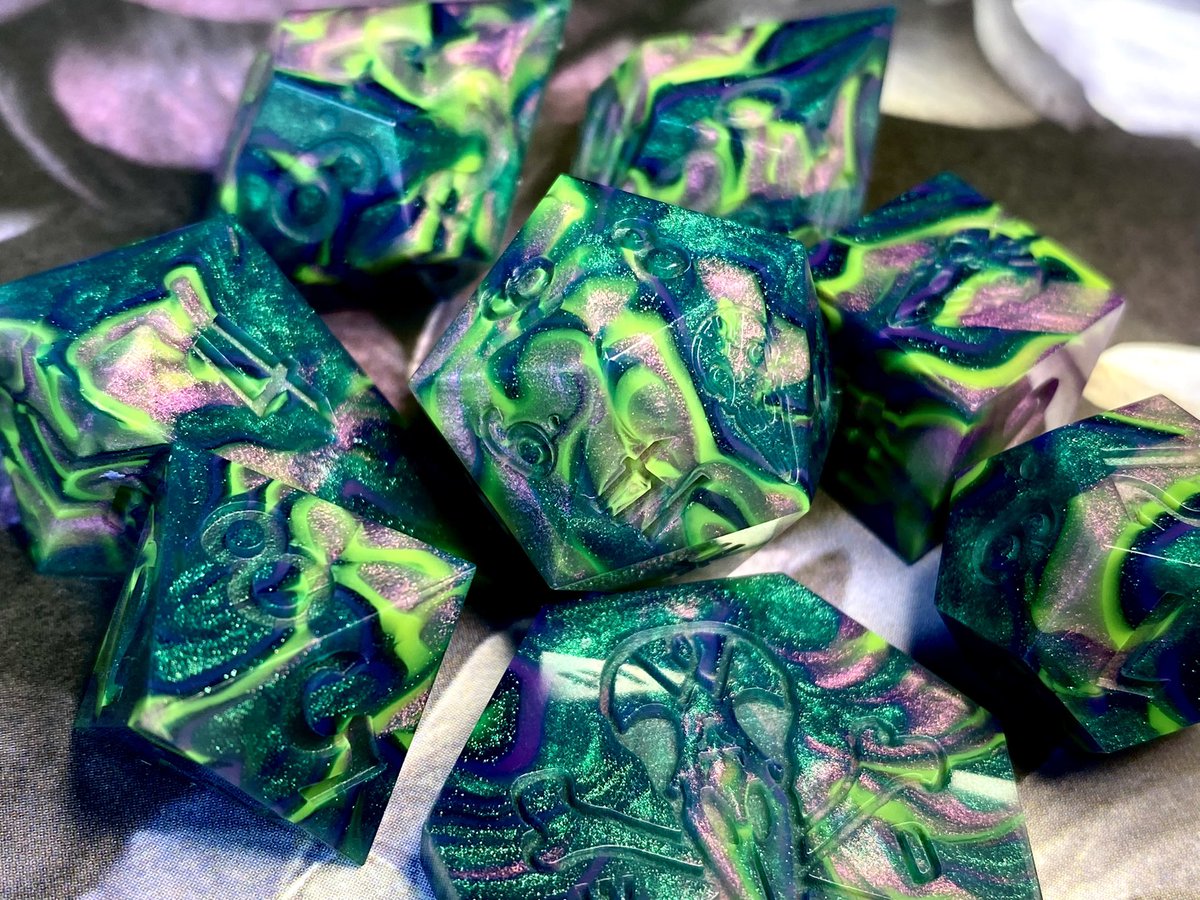 Green is always inevitable. Now I’m going to fight myself not to ink it in some shade of neon pink or purple.
#dice #handmadedice #DnD #ttrpg