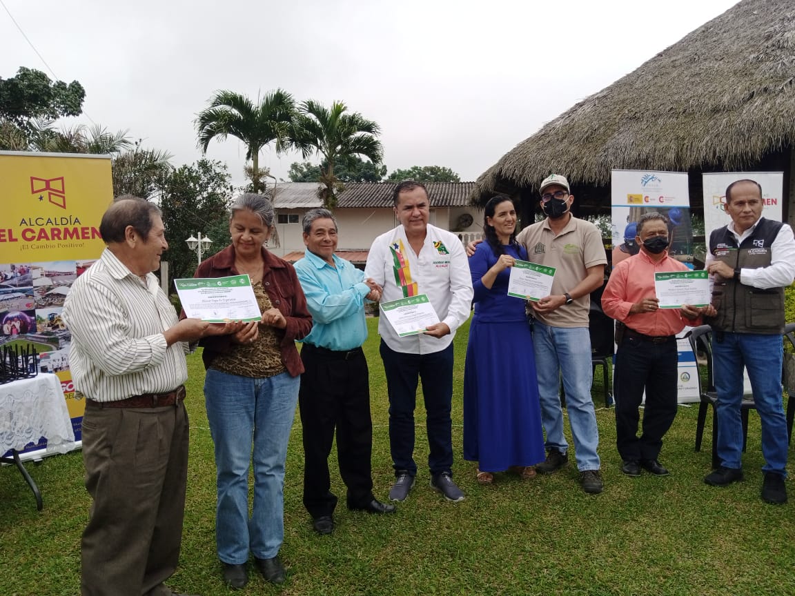 inbarlac's tweet photo. 🎥En El Carmen, considerada la Puerta de Oro de #Manabí en #Ecuador, se realizó la graduación de 28 productores de bambú, pertenecientes a la segunda Escuela de Campo Municipal del cantón.    @ElCarmen_Ec @RodrigoMenaR  #PiensaenBambú @INBARofficial https://t.co/w3TKqnM8sX