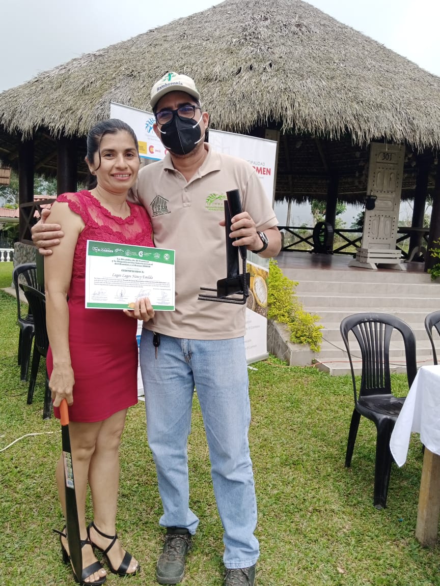 inbarlac's tweet photo. 🎥En El Carmen, considerada la Puerta de Oro de #Manabí en #Ecuador, se realizó la graduación de 28 productores de bambú, pertenecientes a la segunda Escuela de Campo Municipal del cantón.    @ElCarmen_Ec @RodrigoMenaR  #PiensaenBambú @INBARofficial https://t.co/w3TKqnM8sX