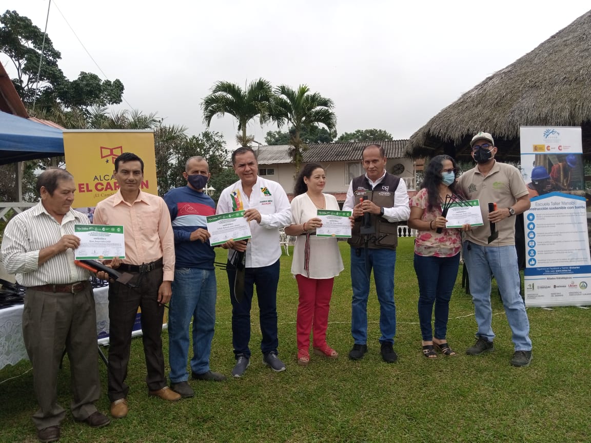 inbarlac's tweet photo. 🎥En El Carmen, considerada la Puerta de Oro de #Manabí en #Ecuador, se realizó la graduación de 28 productores de bambú, pertenecientes a la segunda Escuela de Campo Municipal del cantón.    @ElCarmen_Ec @RodrigoMenaR  #PiensaenBambú @INBARofficial https://t.co/w3TKqnM8sX