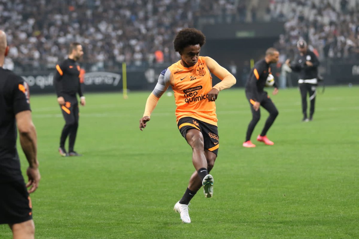 leorusca's tweet photo. Pipoqueiro ?, o Willian foi para Argentina mesmo com o ombro deslocado dar um apoio a time, vinha jogando com uma proteção no ombro mesmo não estando 100%. E sempre quando entra, apanha dos adversários dentro de campo. Crítica o Luan que ganha 700 mil, por mês e não joga. https://t.co/dV6cbtRK3l
