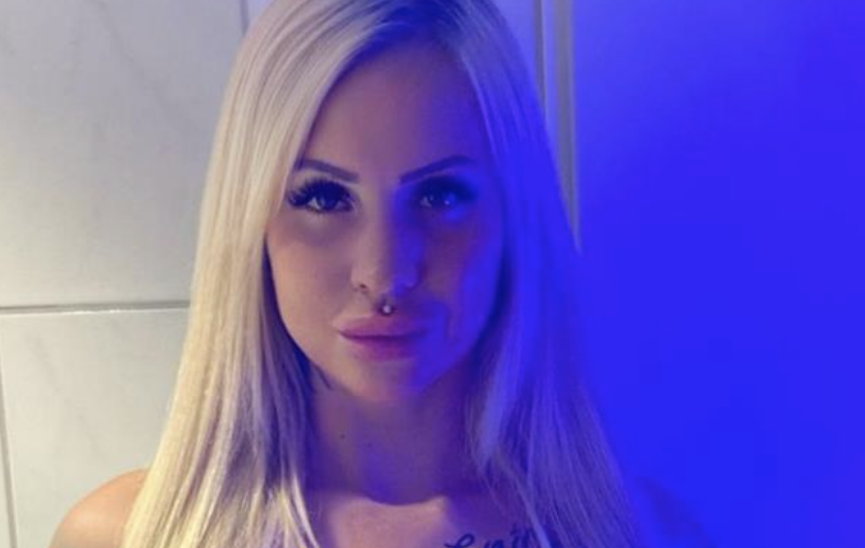 nacktfoto's tweet photo. Hot Lady #CoraDiamond - Live unter https://t.co/EAThWvhHl9 https://t.co/bj1zfxbRC8