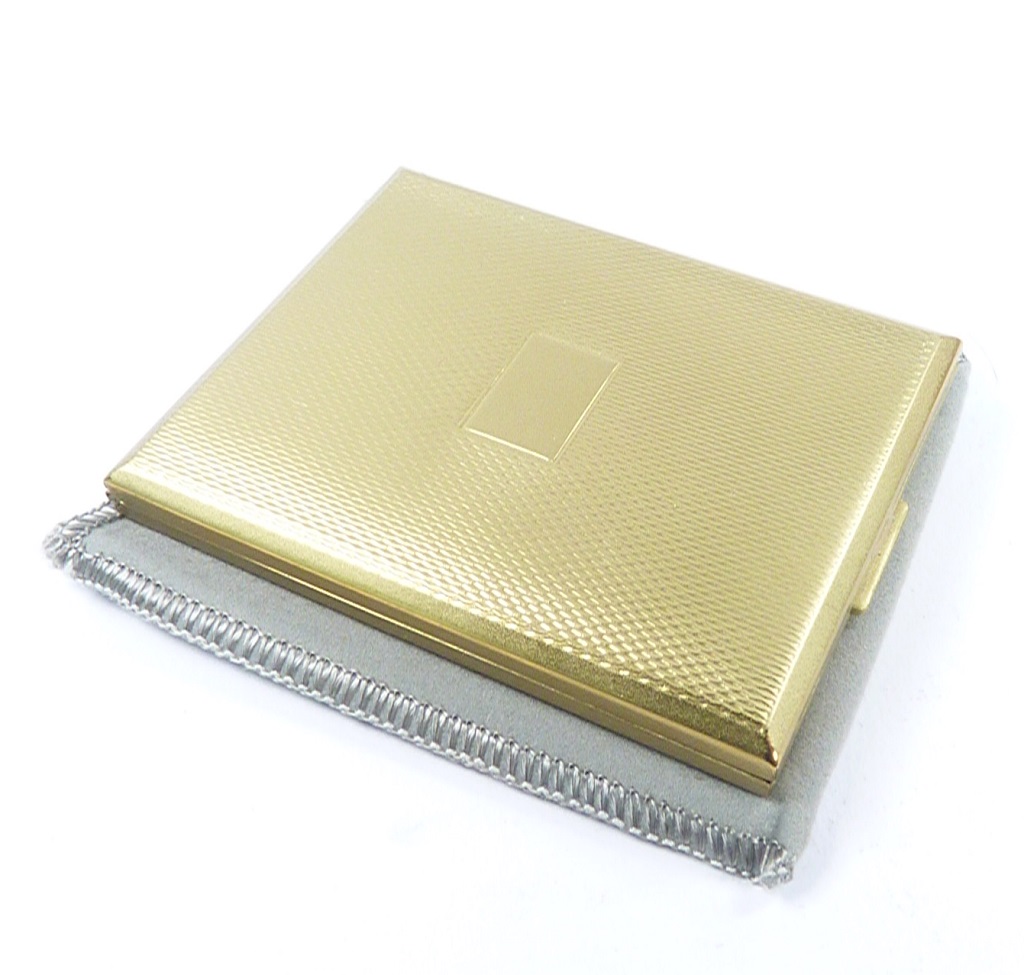 Vintagecompacts's tweet photo. https://t.co/3nBGwjoSrt #1950s #1950swomen #accessories #handbagaccessories #compactmirrors #compact #kigucompacts @Vintagecompacts https://t.co/s87FpJtaT2