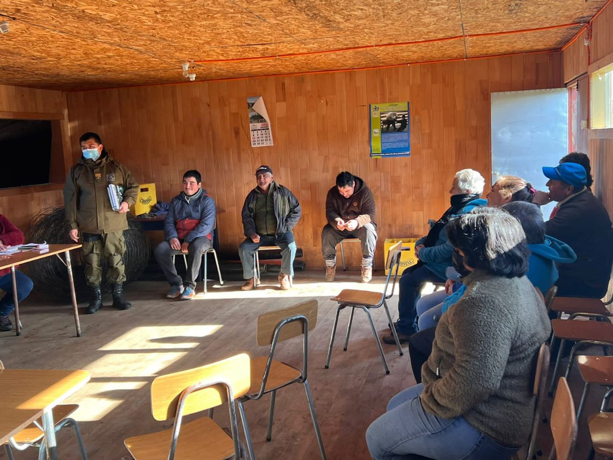 CarabLosLagos's tweet photo. #Quenac Carabineros se reúne con la JJVV de Isla Quenac para abordar diferentes temáticas de seguridad y prevención, además de resolver diversas dudas de la comunidad
#OrdenyPatria
#LaPrevencionEsNuestraEsencia https://t.co/G0Ogaem9ok