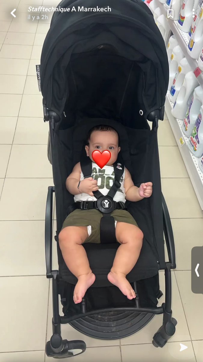 onestfatigueee's tweet image. Et madame qui cache le visage de son fils zerma 😒 #stafftechnique #alrima #poupettekenza #soukainatwosister