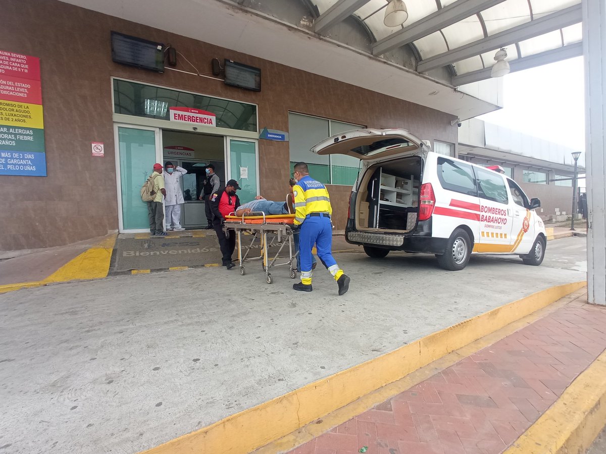 cbomberosbhyo's tweet photo. 📌Una persona que presentó convulsiones en el local comercial #TIA, ubicado en las calles 10 de Agosto y Calderón, fue atendido por personal bomberil.
🚑El ciudadano de 27 años fue llevado al Hospital del @IESSec en una ambulancia del #CBMB.
👨🚒💯✅
#SiempreListosParaServir https://t.co/1nnbwXeAMK