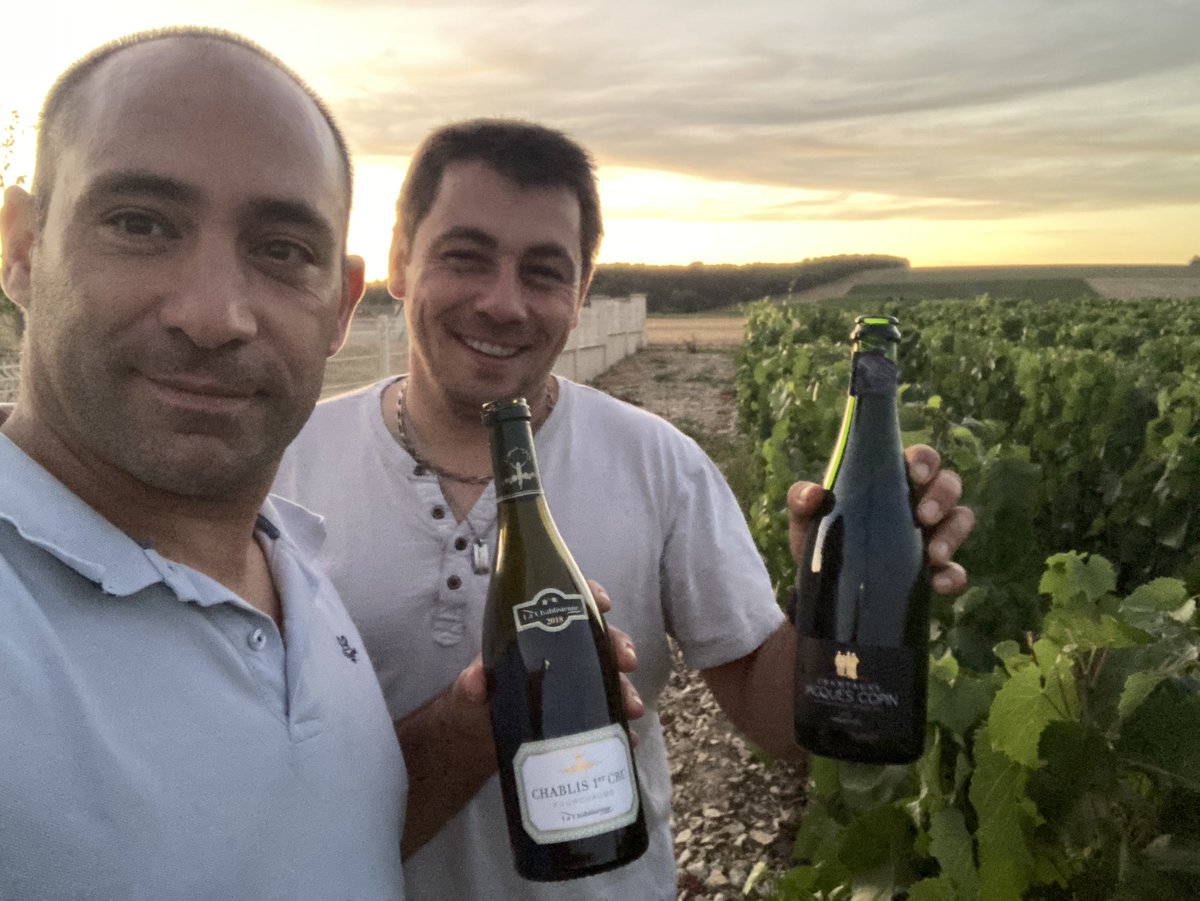 BONNIN1402's tweet photo. @JMerschiltz @legendre891 @OlivierCOSTE2 @ChassePartage Les chiens de moisson sont finis @sbneveux mais c’est la ST Julien alors c’est la fête avec #Page24 et #LaChablisienne #Fourchaume 2018 au pied de cet Aligoté en devenir. https://t.co/KWqlJSOhfH