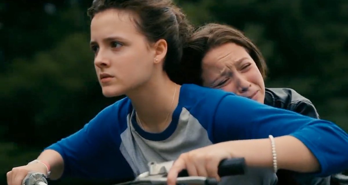 a kj de paper girls com 12 anos e já leva a namorada pra passear de motoca