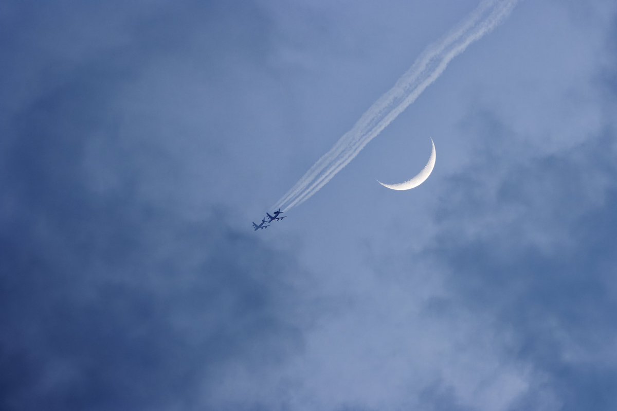 Ein etwas anderes Bild vom #Mond gemacht im #Mai mit #Tanker und #AWACS. Schön und bedrohlich.