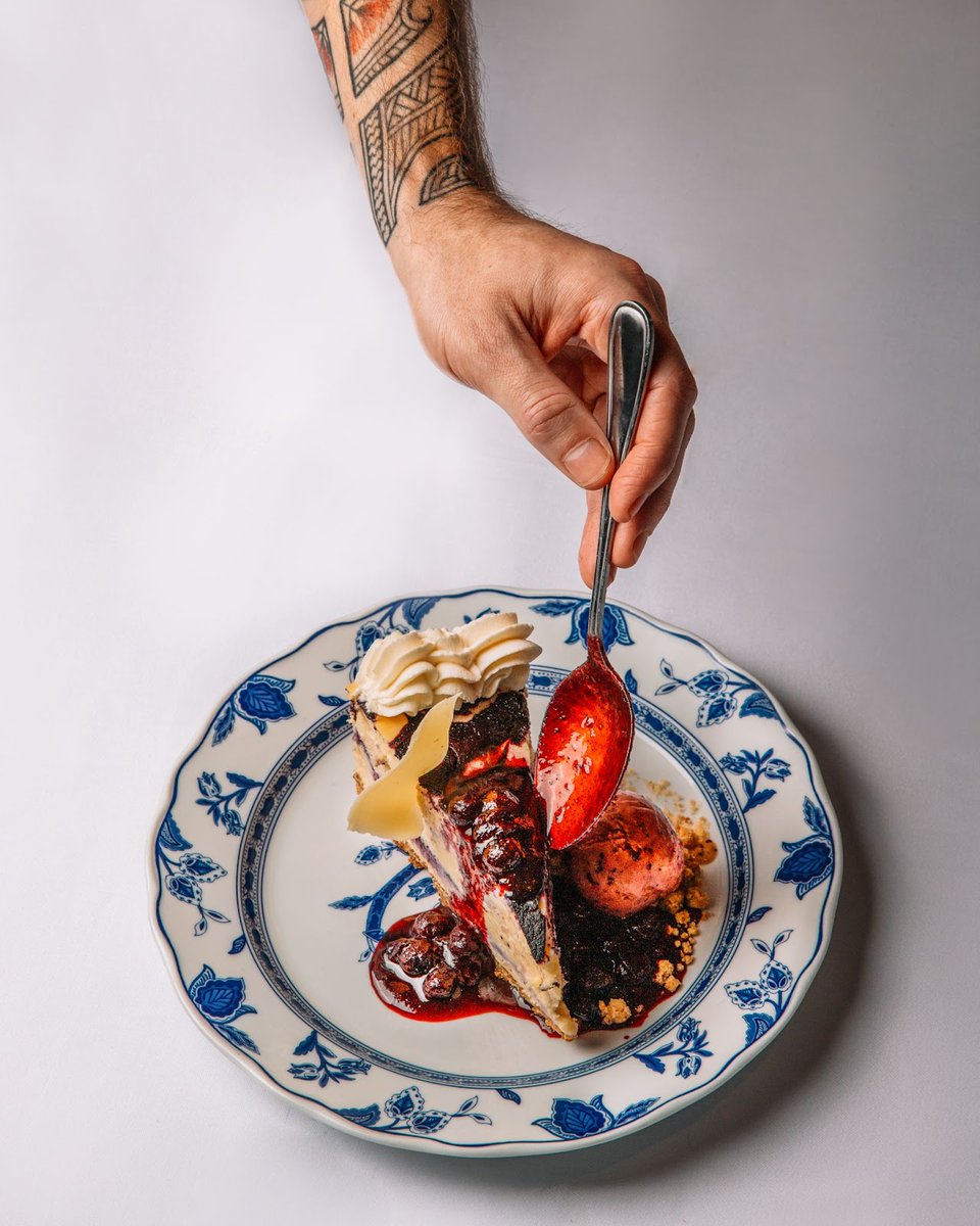 HarbourSixty's tweet photo. Dive into the dessert of your dreams 😍

Our Blueberry &amp; White Chocolate Cheesecake is served with a sweet Blueberry Compote, Berry Sorbet to compliment the flavours, topped with Vanilla Crumble for the perfect crunch.

To make a reservation, visit https://t.co/P0kD1hXq25 https://t.co/CDVjnLavq7