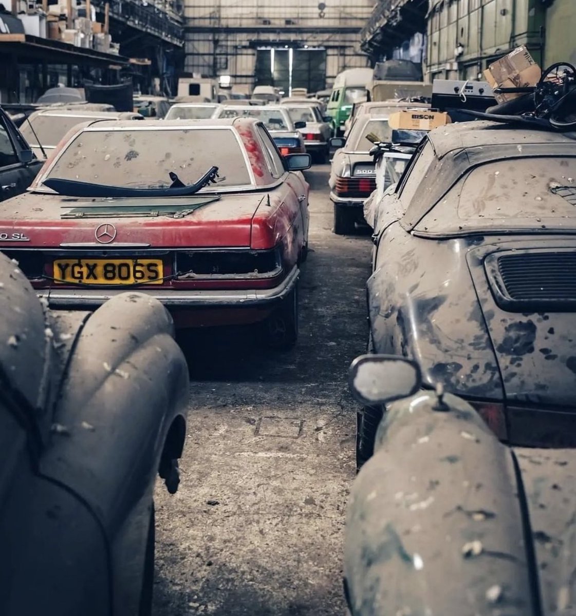 Yok yok‼️

Kuzey Londra’da uzun süre depoda kalmış 174 klasik otomobil keşfedilmiş ve açık artımayla satışa sunulmuş. Kalın bir  toz tabakası ve kuş pisliğiyle kaplı araçların içinde neler  yok ki; Mercedes SL’ler, 911’ler, M5 ve 6 Serisi BMW’ler, Morris Minor bile var….