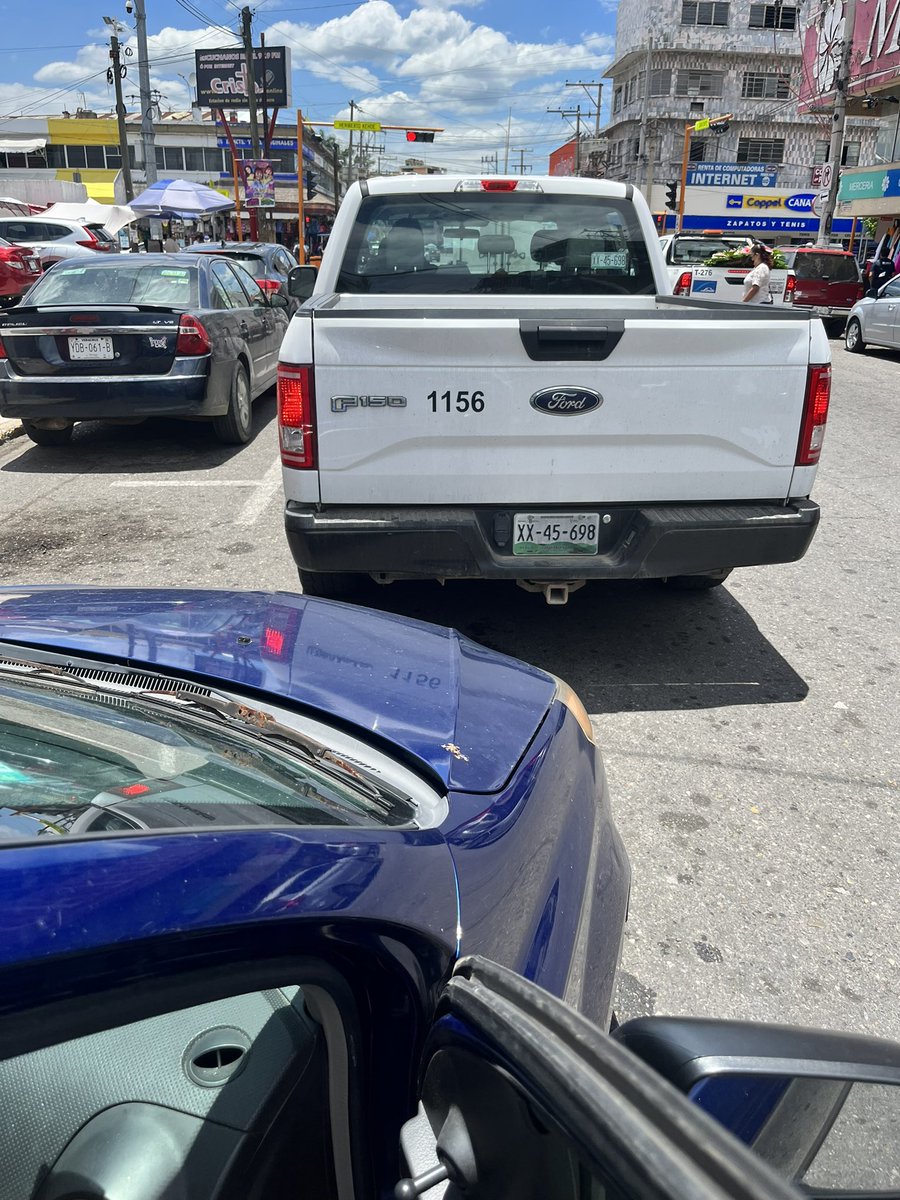 doytor's tweet photo. @Pemex #PozaRica #Pemex prepotencia de conductor mal parado doble fila, se le pide que se mueva y hace caso omiso… quien es el conductor de la unidad!! Quien controla a estos tipos por eso estamos como estamos… bravo 👏👏👏 https://t.co/qulR9eOzd3