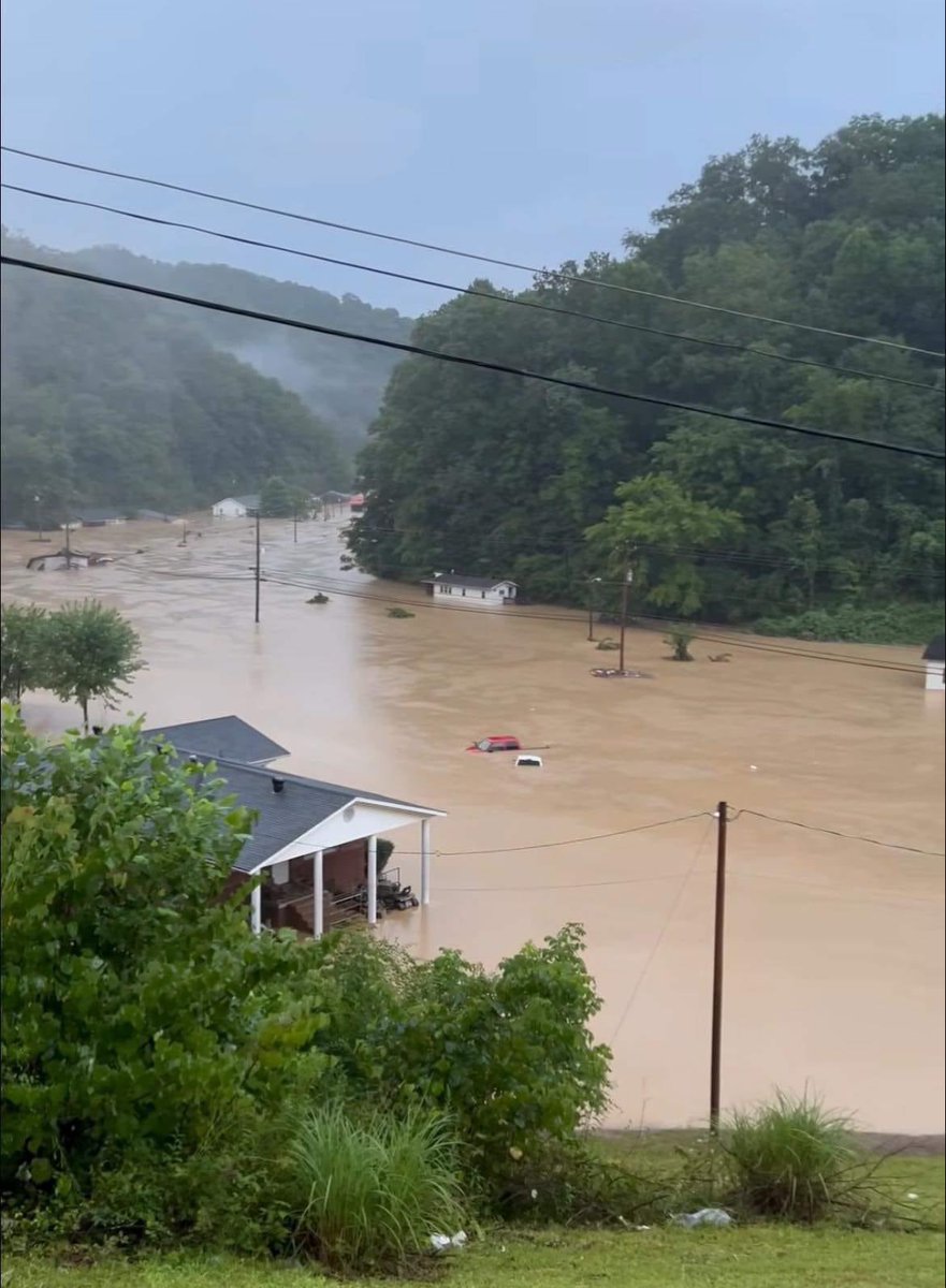 mrspatrick812's tweet photo. @ShoeSensation Have you heard about the historic flooding in eastern Kentucky?! You have a store right there in Perry County! People have lost everything including their shoes! Can you help them?? https://t.co/yWohl0Zo9t