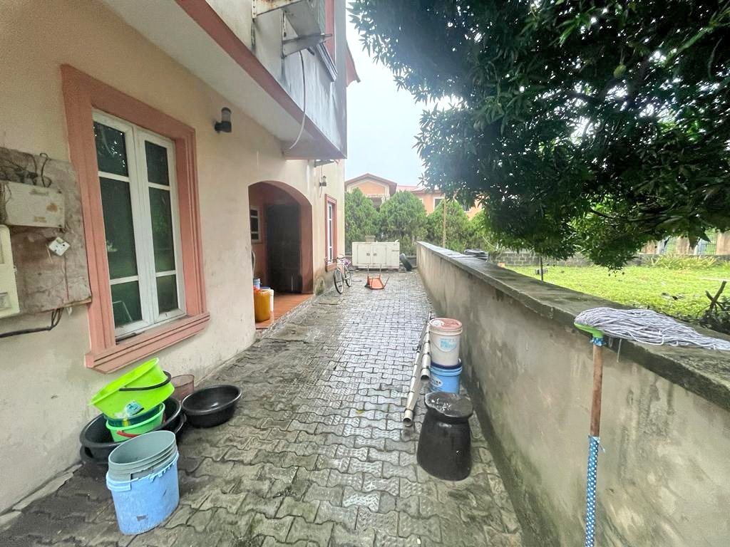 URGENT SALE 
5 bedroom Fully detached duplex with land measuring 520sqm.
Location: Crown Estate, Ajah
PRICE: 65 Million Naira (Negotiable)
TITLE: CofO
Call/WhatsApp: +2348185808798
#propertyforsale #duplexforsale #propertyinajah