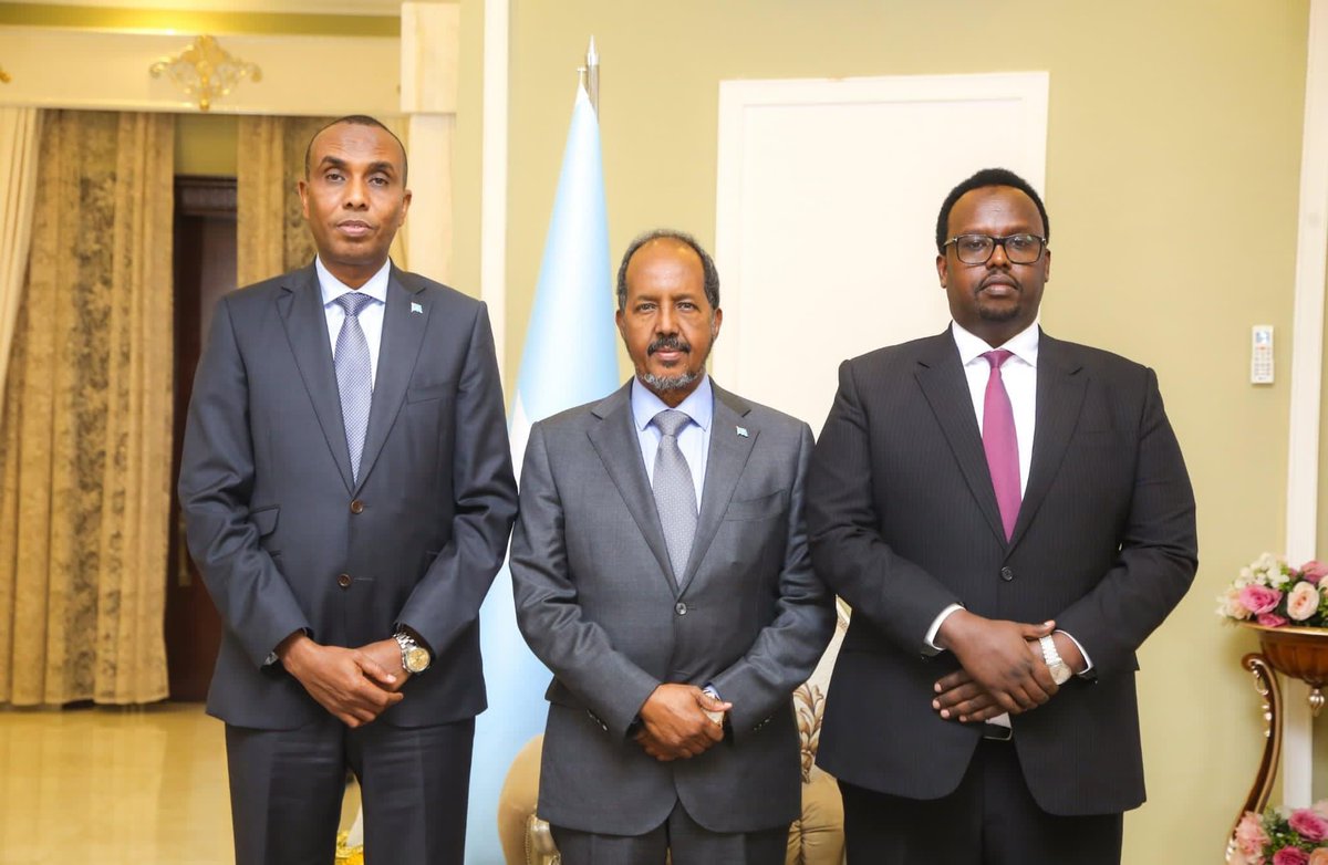 TheVillaSomalia's tweet photo. President @HassanSMohamud has received this evening in his office the new Council of Ministers nominated by H.E @HamzaAbdiBarre. The President congratulated the Cabinet nominees, highlighting the tremendous tasks ahead as they serve the people of #Somalia with utmost devotion. https://t.co/aoe9EkTtT1