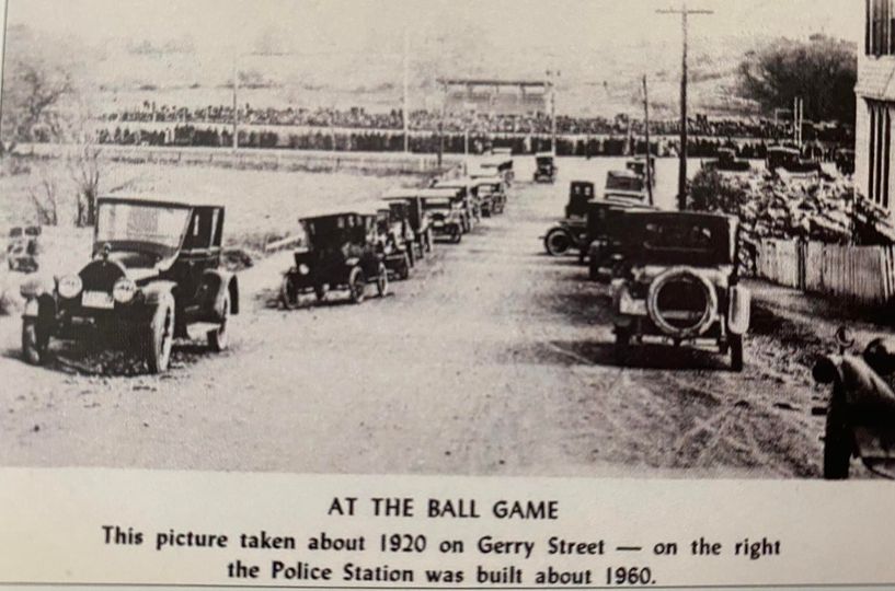 MappingMHD's tweet image. In the 1920’s cars and trucks became increasingly reliable and affordable. In Marblehead this meant paved roads, parking spaces, gas stations and the beginnings of traffic problems.
This photo during a baseball game at Seaside Park was taken on Gerry Street in 1920.