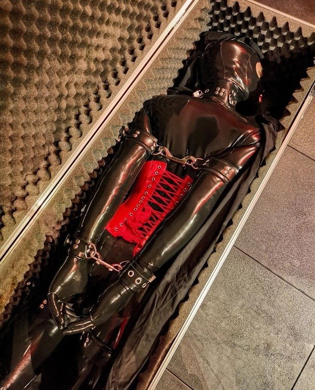 X_Pics_BDSM's tweet photo. Faceless Object #6 https://t.co/dROBdPSR2t
