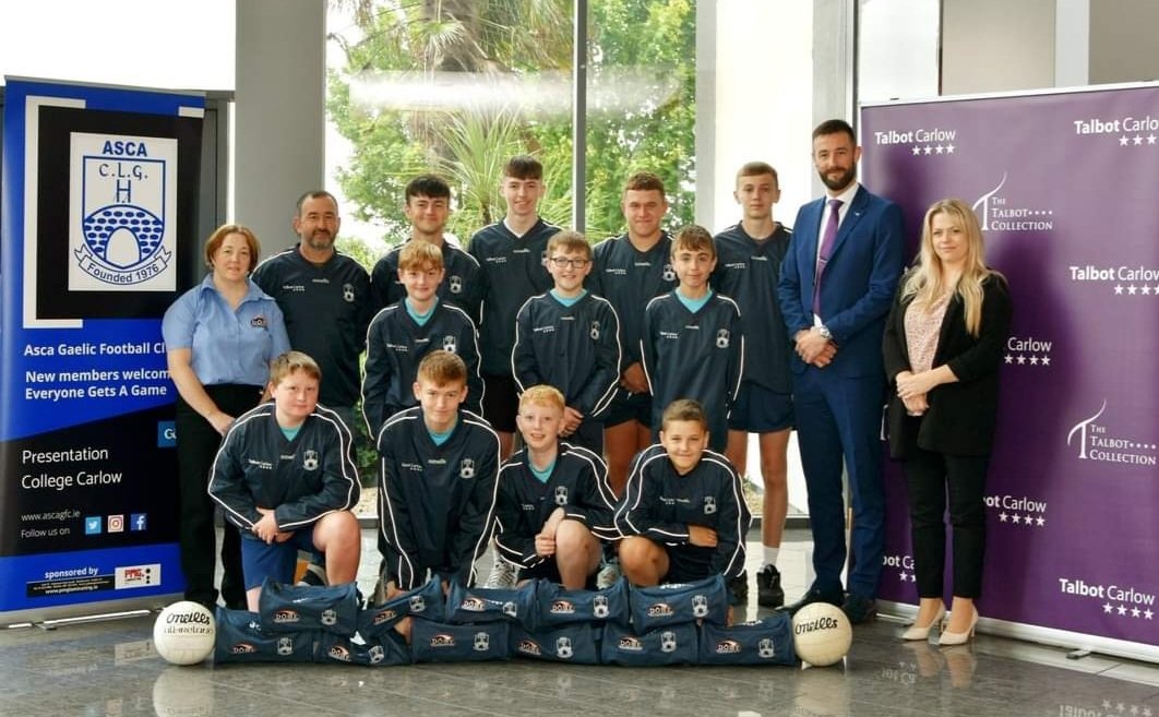 AscaJuve's tweet image. Massive thank you to the Talbot Carlow and The Dome for their sponsorship of windbreakers and bootbags
Sinead Barry,The Dome,Daniel McCarthy, General Manager, Emma Wynne, Marketing Manager along with Bernard O'Brien, Asca coach, and some of our juvenile members with their gear.