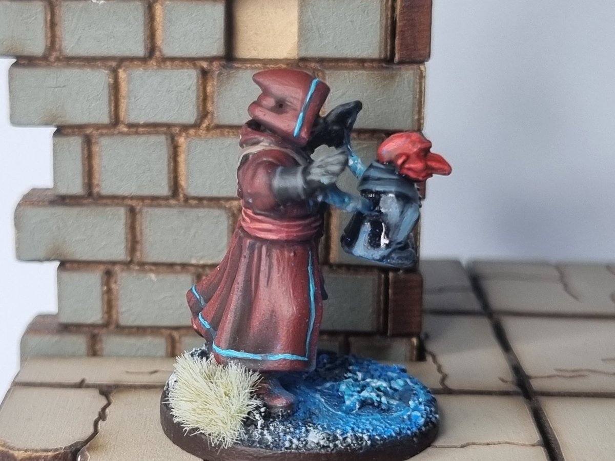 Oneinsixgaming's tweet photo. Finally picked up the brush again after a long time away from the paint desk. He's going to be my wizard for Frostgrave and Shadows of Centralis.
Model was made from the frostgrave wizard sprue, with a bit of greenstuff work.

#frostgrave #centralis #Wargaming https://t.co/haOm2gZjw7
