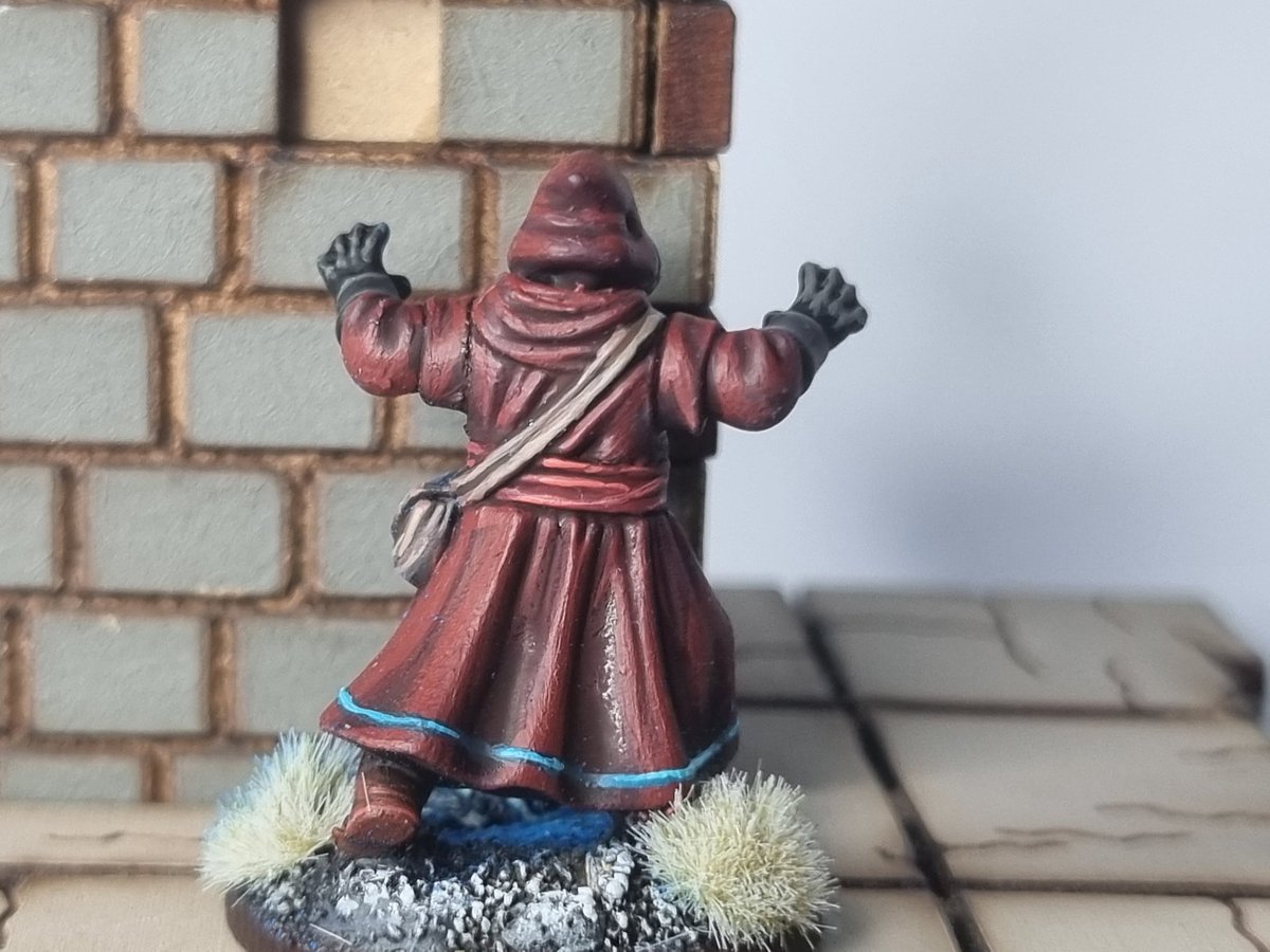 Oneinsixgaming's tweet photo. Finally picked up the brush again after a long time away from the paint desk. He's going to be my wizard for Frostgrave and Shadows of Centralis.
Model was made from the frostgrave wizard sprue, with a bit of greenstuff work.

#frostgrave #centralis #Wargaming https://t.co/haOm2gZjw7