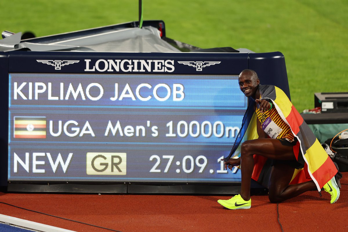 From one @Official_UOC athlete to another. 🌬️ Jacob Kiplimo has broken Joshua Cheptegei's 10,000m #GC2018 record in a stunning time of 27:09:19! #CommonwealthGames | #B2022