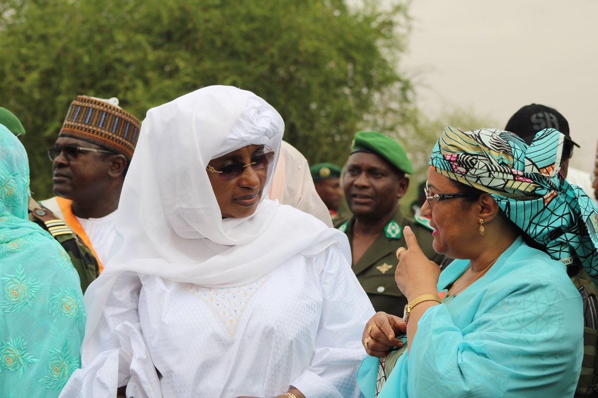 Arrivée à Tillaberi en début d’après-midi de la Première Dame, Présidente de la Fondation Noor. Elle participera à la cérémonie de plantation d’arbres entrant dans le cadre de la commémoration de l’indépendance du Niger. #IndependanceNiger #Niger