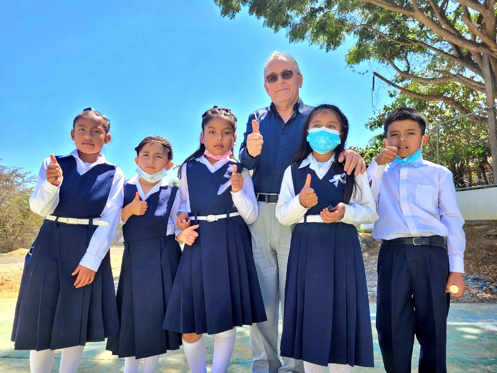 [CELICA] Con aula mejorada, batería sanitaria, cancha, cerramiento y zona de juegos, la Escuela Celina Calero de Román reabre sus puertas para que los niños del barrio Campiche no caminen largas distancias. Coordinador <a href="/camiloaep/">Camilo Espinosa</a> hizo la entrega oficial.

#TodosPorLaEducación