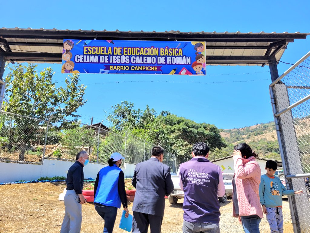 EducacionZ7_Ec's tweet photo. [CELICA] Con aula mejorada, batería sanitaria, cancha, cerramiento y zona de juegos, la Escuela Celina Calero de Román reabre sus puertas para que los niños del barrio Campiche no caminen largas distancias. Coordinador @camiloaep hizo la entrega oficial.

#TodosPorLaEducación https://t.co/3wVj5e1wKK