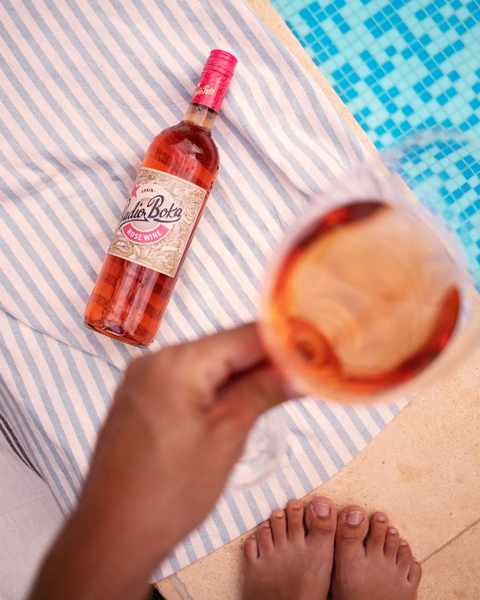 Summer breeze &amp; rosé 💘⁠
---⁠
Brisa de verano y rosé 💘⁠