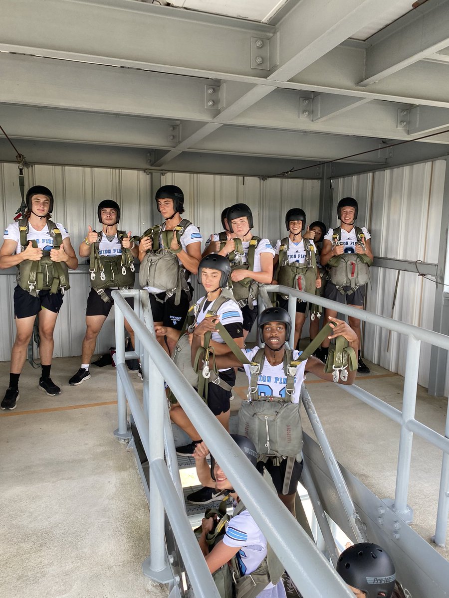 CoachSchaperC's tweet photo. Huge shout out to the @82ndABNDiv Advanced Airborne School for hosting @UPHS_Football today!   What an amazing experience for our players!  @TrousdaleJason @RecruitFayNC @NCPreps @18airbornecorps https://t.co/dBNRzgevdy
