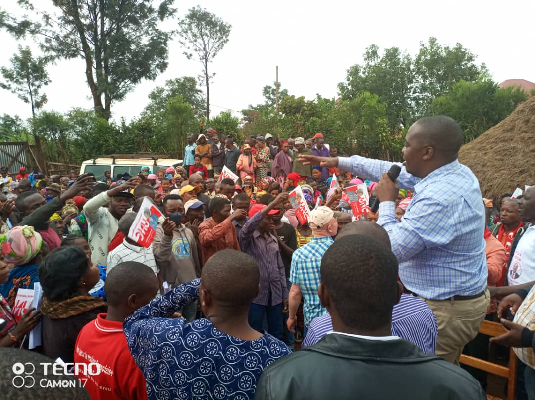 drjckisoni's tweet photo. ...faire ombrage à qlq parti, à l'intérieur du pays les kamerhistes poursuivent la conquête. Au sud kivu à #Burhinyi , à #karhedezi et à #Mushinga +sieurs personnes ont adhéré au Parti sur invitation de l'Hon SAFARI KWINANIKA accompagné de l'interfederal a.i Sud Kivu... (7/t) https://t.co/f8ZlZzenJr