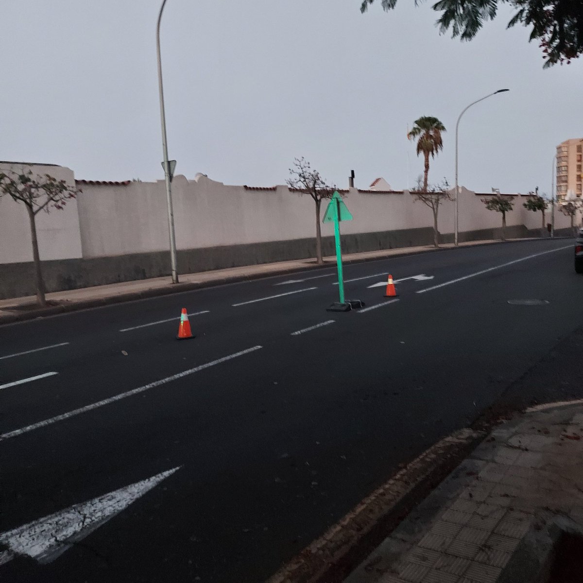 El <a href="/santacruz_ayto/">Ayuntamiento de Santa Cruz de Tenerife</a> comete la torpeza de invalidar el giro desde la calle San Isidro hacia la calle San Miguel por la señalización colocada para reducir el doble carril de la primera en esa zona. Hace 4 días que lo he avisado <a href="/carlostarife/">Carlos Tarife</a> <a href="/BermudezSCT/">José Manuel Bermúdez</a>. No se ha dado solución aún