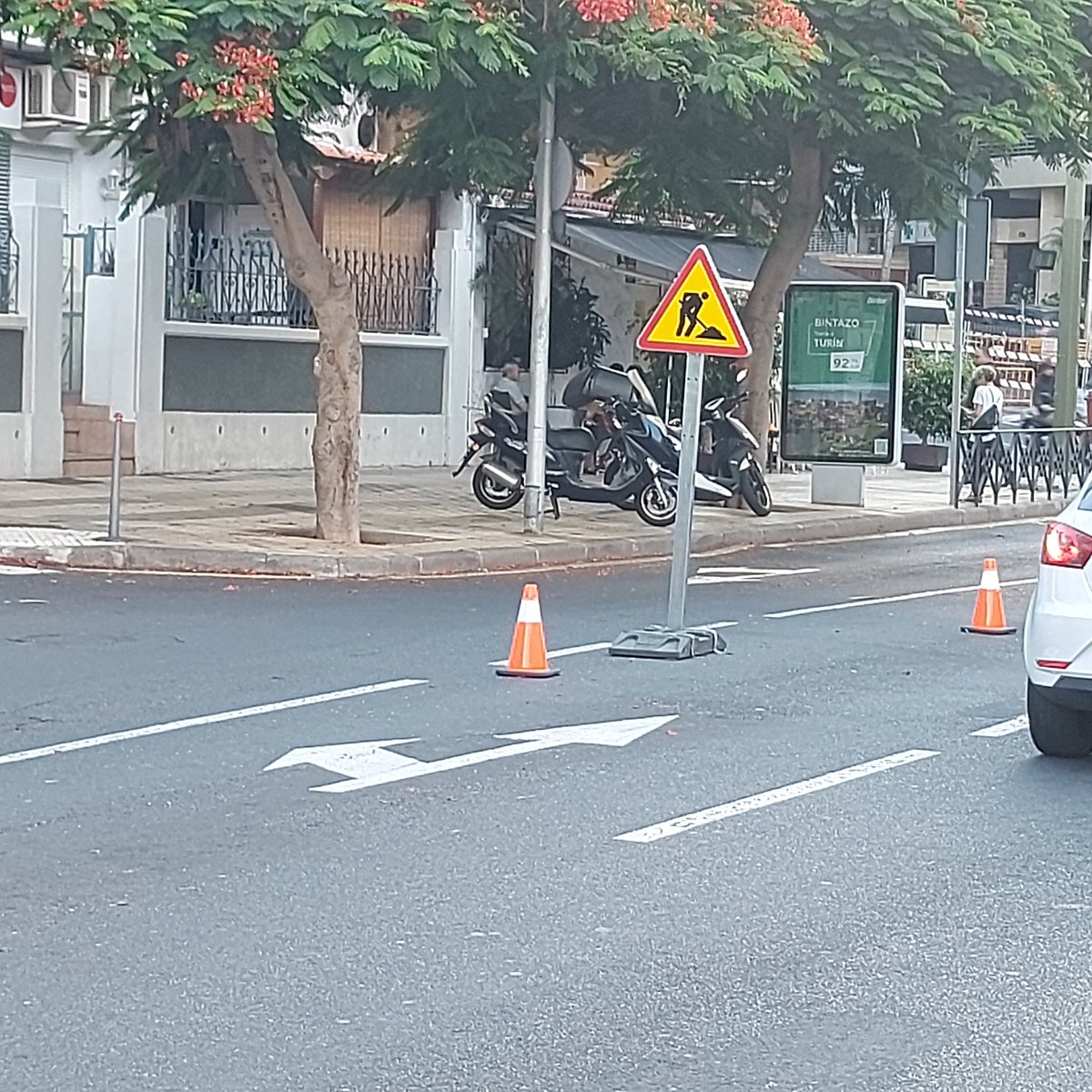 ablancovaz's tweet photo. El @santacruz_ayto comete la torpeza de invalidar el giro desde la calle San Isidro hacia la calle San Miguel por la señalización colocada para reducir el doble carril de la primera en esa zona. Hace 4 días que lo he avisado @carlostarife @BermudezSCT. No se ha dado solución aún https://t.co/grkY5NdShZ