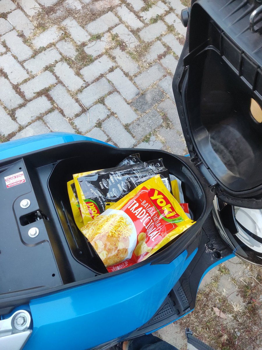 Farazinho's tweet photo. O legal de scooter é que sempre tem um espaço debaixo do banco pra guardar as coisas.

As coisas que eu guarda debaixo do banco: https://t.co/NsP3Ccst2F