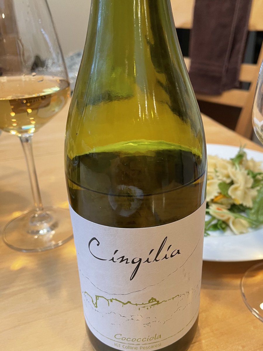 Drank this unexpectedly delicious white from Abruzzo. Cococciola from Cingilia. Medium bodied with a beautiful straw color, nice balance and refreshing. ⁦⁩ ⁦<a href="/Vinofilosofia/">Ciro Pirone 🇮🇹🇺🇸🍷⚽️ Salerno</a>⁩ ⁦<a href="/JohnMFodera/">TuscanVines ®</a>⁩ ⁦<a href="/jwalkermobile/">James Walker</a>⁩ ⁦<a href="/cynthia_hayes/">Cinzia Hayes</a>⁩ ⁦<a href="/RussellVine1981/">Passione Divina</a>⁩