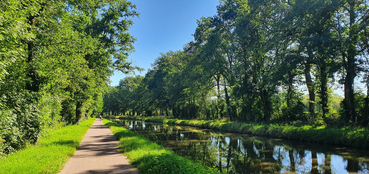 lecointrevianne's tweet photo. @Pierre_B_y @LCyclable Est-ce que ceci (#CanaldeBerry) ressemble à une nature non respectée ? Ces canaux ont dès l'origine été conçus pour la circulation des hommes. Ce sont des aménagements modestes, sobres, valorisant l'environnement plutôt que de le bouleverser comme certaines routes. https://t.co/C3pbMrHEfc