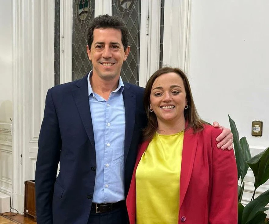 Acompañé la sesión para la elección de nuevas autoridades de la Cámara baja tras la renuncia de <a href="/SergioMassa/">Sergio Massa</a> a la Presidencia.

Quiero felicitar a <a href="/ceciliamoreauok/">Cecilia Moreau</a> por haber sido elegida la primera presidenta mujer de <a href="/DiputadosAR/">Diputados Argentina</a>. Compañera querida, éxitos en esta nueva etapa!