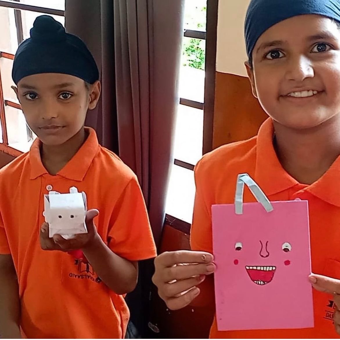 KhalsaAidUSA's tweet photo. Students of Khalsa Aid Dashmesh Public School doing their bit to leave a better planet behind.
@khalsa_aid @khalsaaid_india
#saynotoplastic #reuserecycle #awarechildren
#khalsaaidstudents https://t.co/LL8TVjw8uD