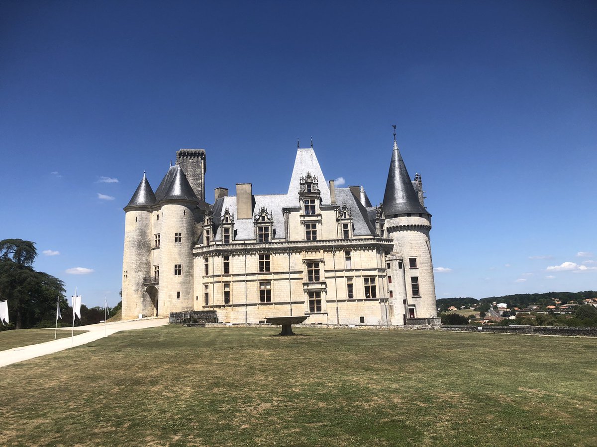 V_Auriac's tweet photo. Cet été vacances bas carbone en vélo sur la magnifique #flowvelo en @charente. La canicule oblige à revoir l’organisation : vélo le matin dès 8h et repos l’après midi. Le vélo exige de l’organisation pour faire les courses par exemple. Finie la voiture pour aller chercher la 🥖. https://t.co/XifLDgQfIX