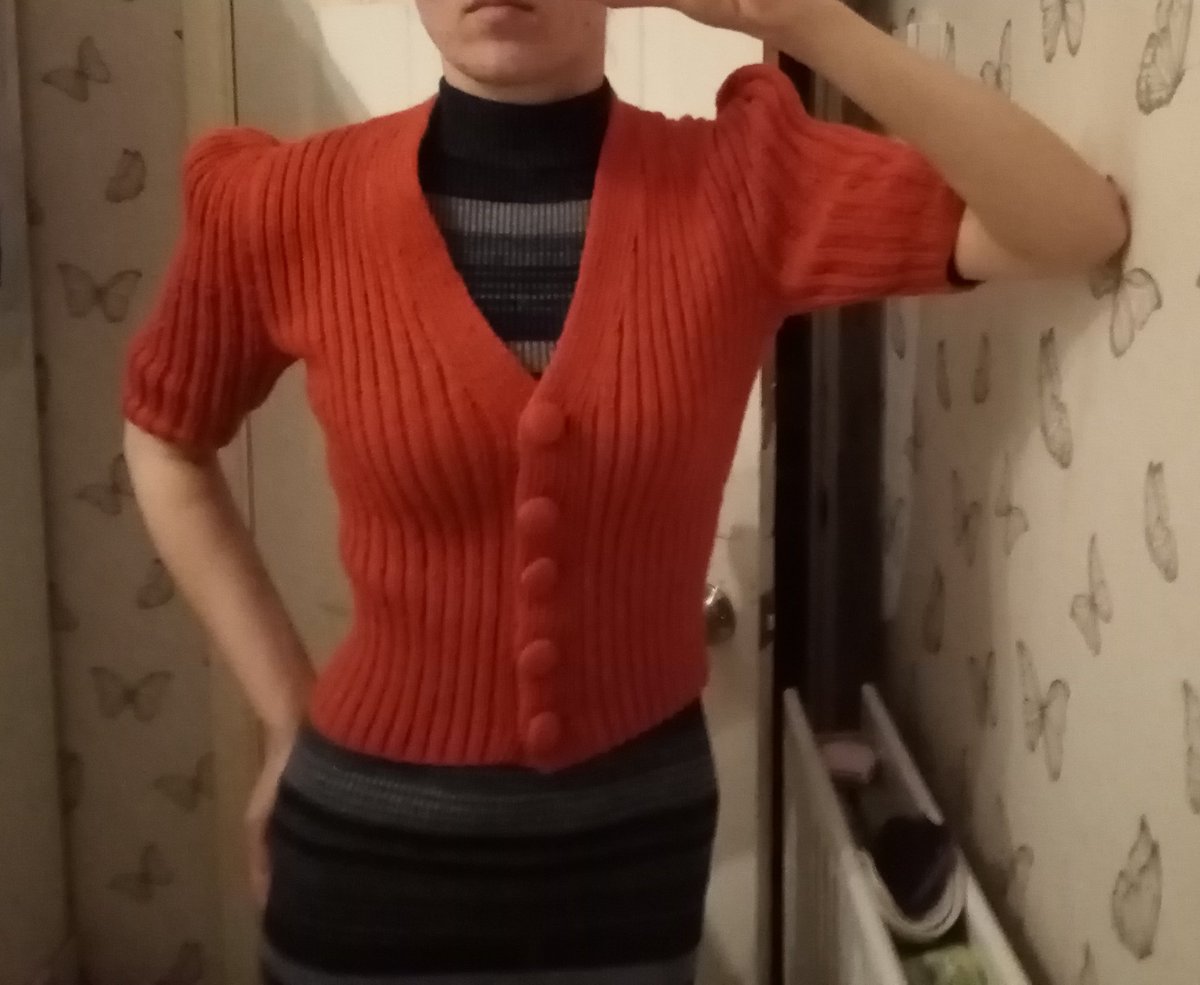 KnittedPanda's tweet photo. I finished the 40s cardigan! The shoulders!! Also knitted some buttons to match 😍 #knitting #vintage #1940s #MadewithMarriners https://t.co/6ZxXXd5FJC